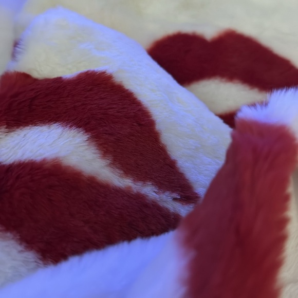 Cupcakes and cashmere, faux fur Valentine’s Day lips throw 💋👄💋👄💋 - Picture 6 of 6